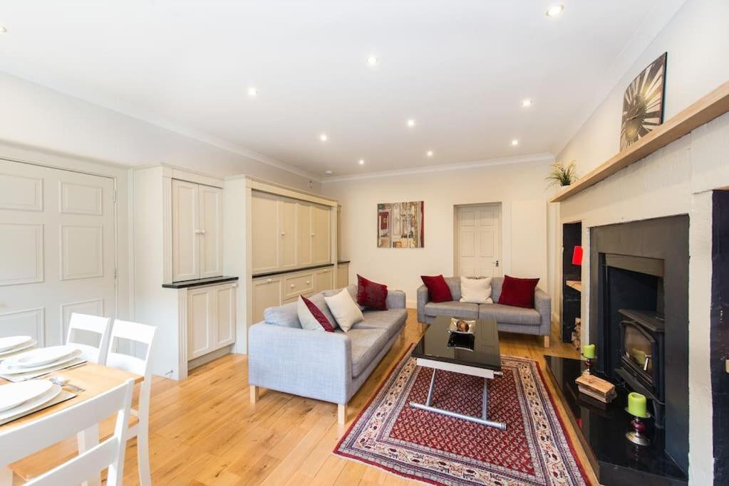 Self Catering , City Centre Apartment With Parking — Photos 2